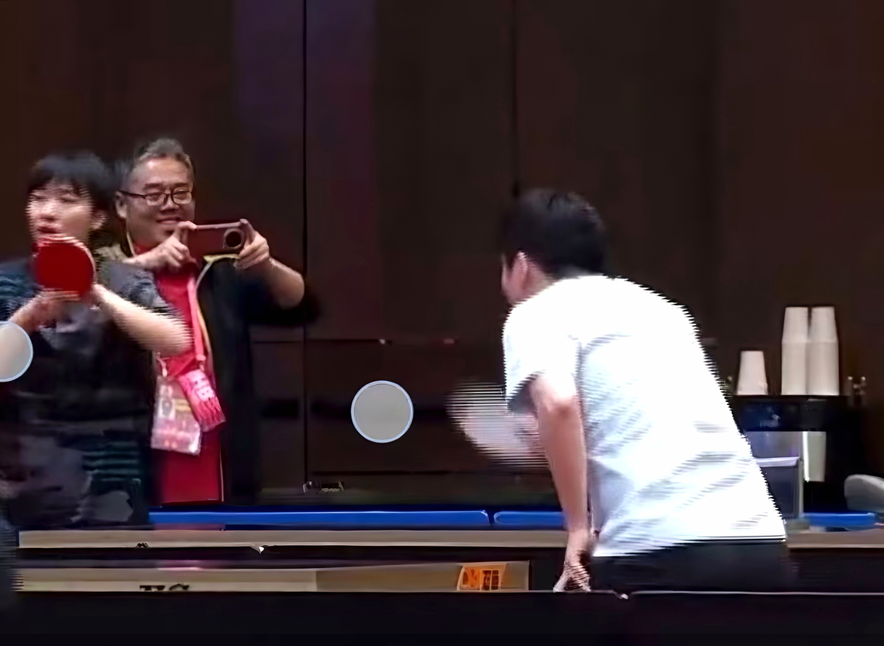 从青葱岁月到华发渐生，李武军老师的镜头，为东哥写了一部漫长的成长日记。看他呲牙的