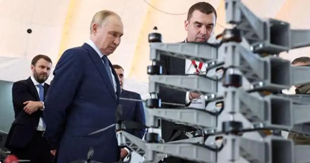 [下雨]一夜端掉俄军王牌无人机基地，堪称拔网线级精准打击，乌军深夜端掉顿涅茨克核