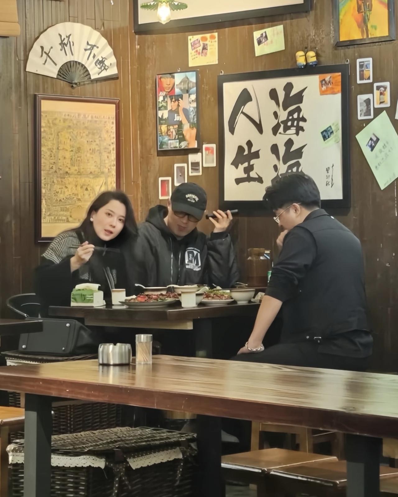 近日，有位网友在乌鲁木齐偶遇汪峰，他带着女友森林北和友人吃饭的画面。

汪峰真的