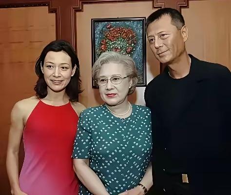 这三位老牌演员同框照太有年代感！面孔看着无比熟悉，却一时卡壳叫不出名字。能答对任