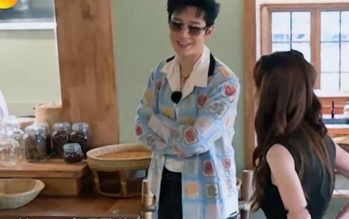 黄晓明对昆凌说：“我和周杰伦一起拿过音乐奖，当然周杰伦肯定是凭实力，我的奖估计就