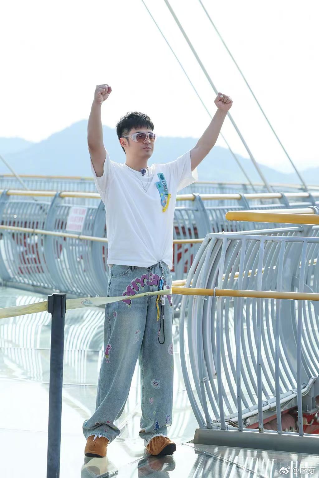 陈赫五哈团旅游吉祥物陈赫让鹿晗把他挂包上带走 出游有这样的伙伴真的幸福感爆棚，不