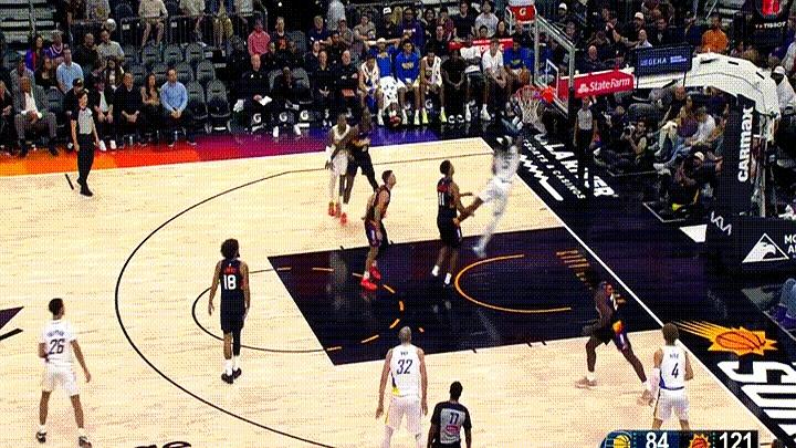 昨晚太阳对阵步行者的比赛里，太阳新秀的一记隔扣直接炸了社交媒体！第四节快攻时，他