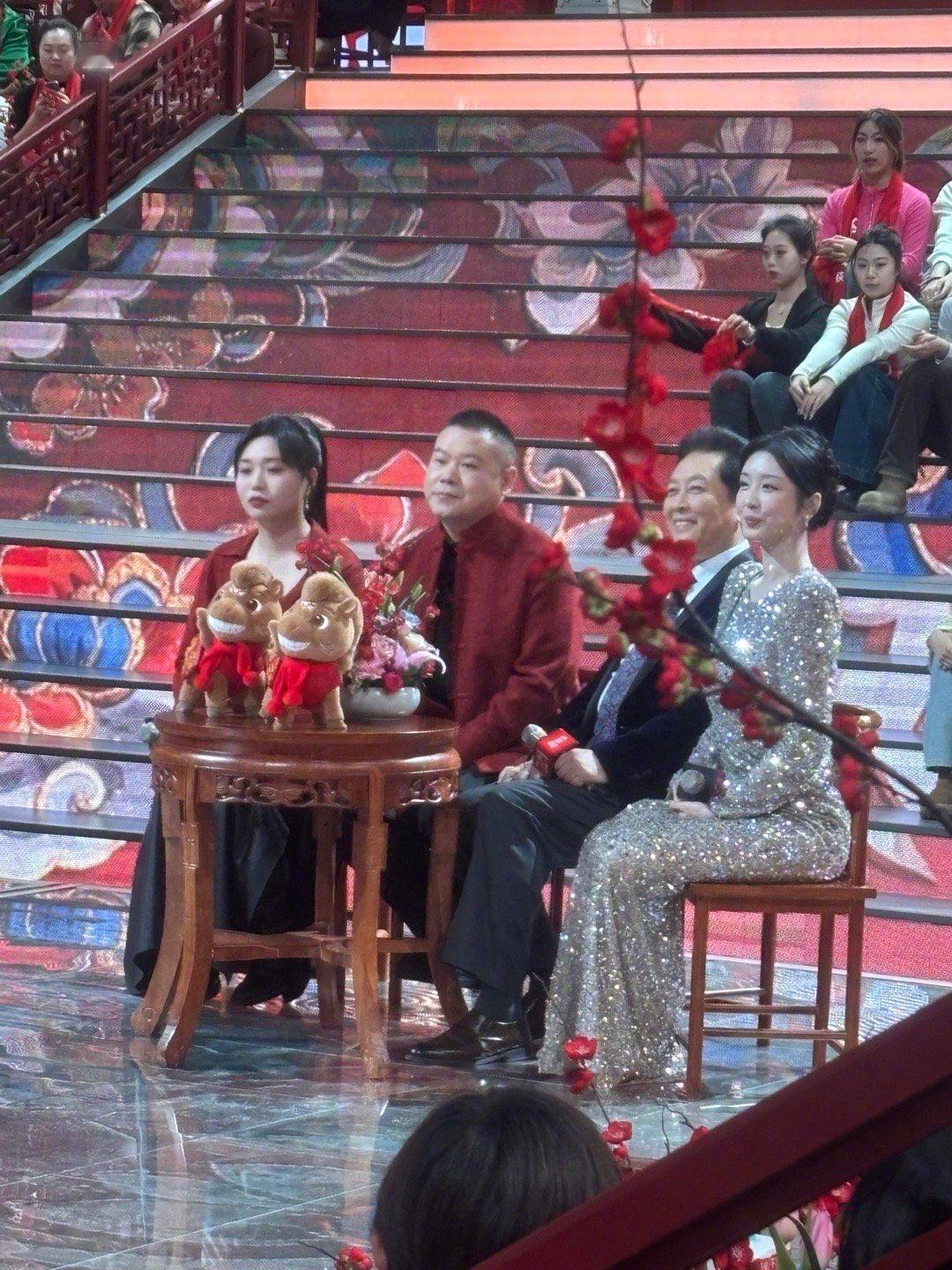 今年辽晚台上台下全是老乡 看的出来今年过年真的很幸福了！ 