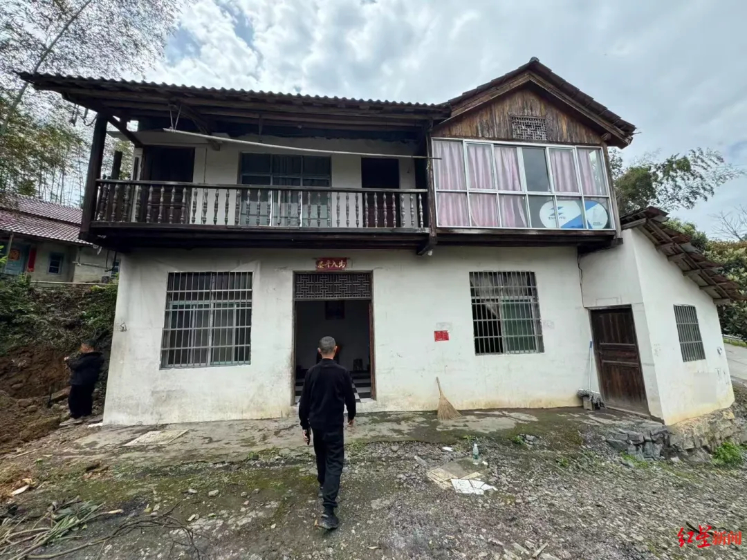 【张雪老家还留着摩托车书籍和光盘】大伯称张雪从小爱拆车据红星新闻报道：3月底，世