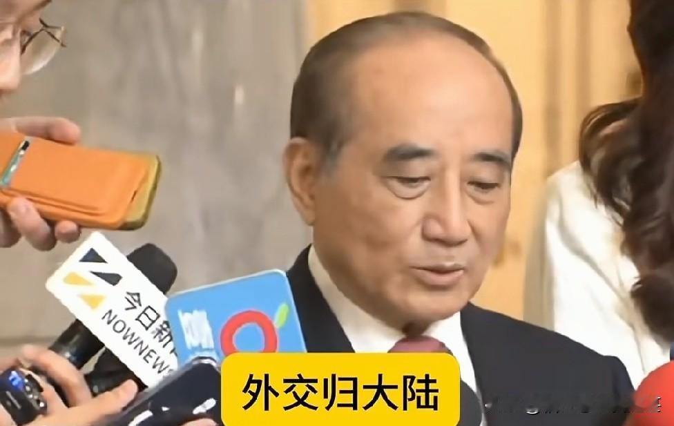 王金平也看出一点岛内的民心所向的东东，比如他最近说的“军队归大陆，外交归大陆。”