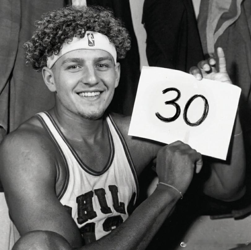 在昨日不敌国王的比赛中，波杰姆斯基拿到了生涯首个30分。赛后，库里在更衣室里谈到