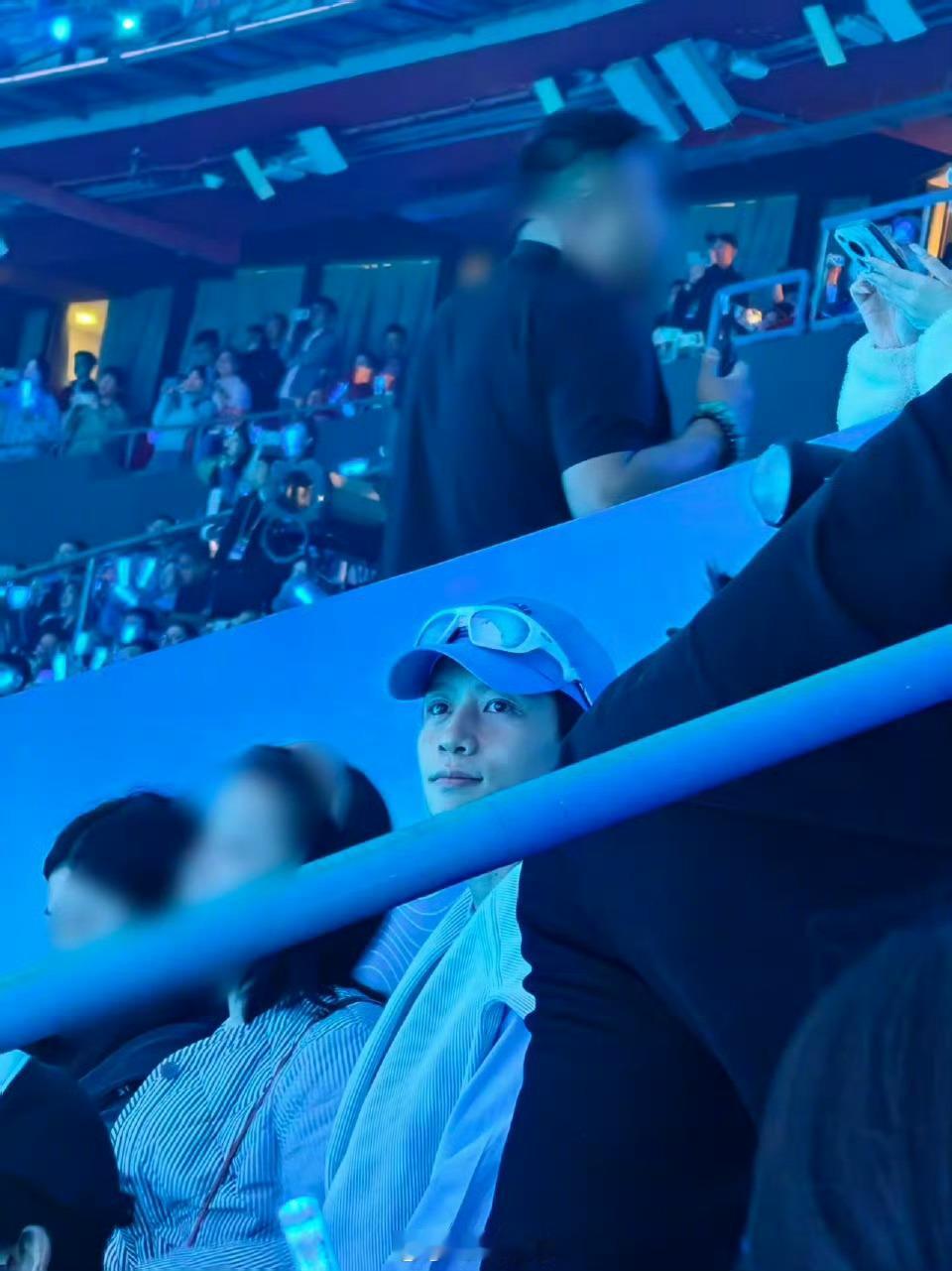 魏晨现身张杰演唱会魏晨来看张杰演唱会了老友见面太好哭了！魏晨惊喜现身张杰鸟巢演唱