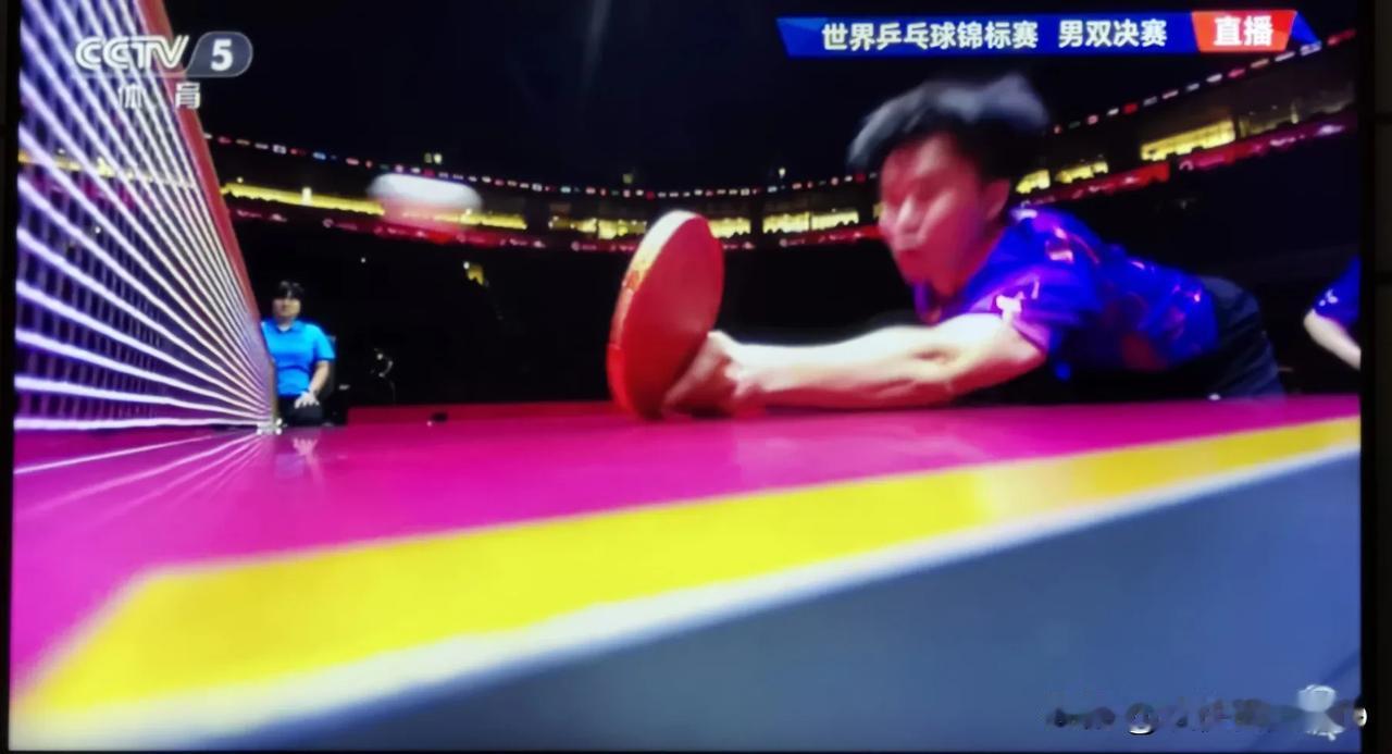 救“死网”得分，林昀儒应是第一人！台日对决第四局，小冢大登回了一个死网，林昀儒反