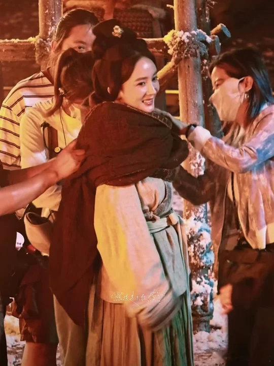 杨幂被马屁拍了幂姐你别给我萌鼠！怎么被马屁拍了哈哈哈！杨幂被马吓了一跳还被路过顶