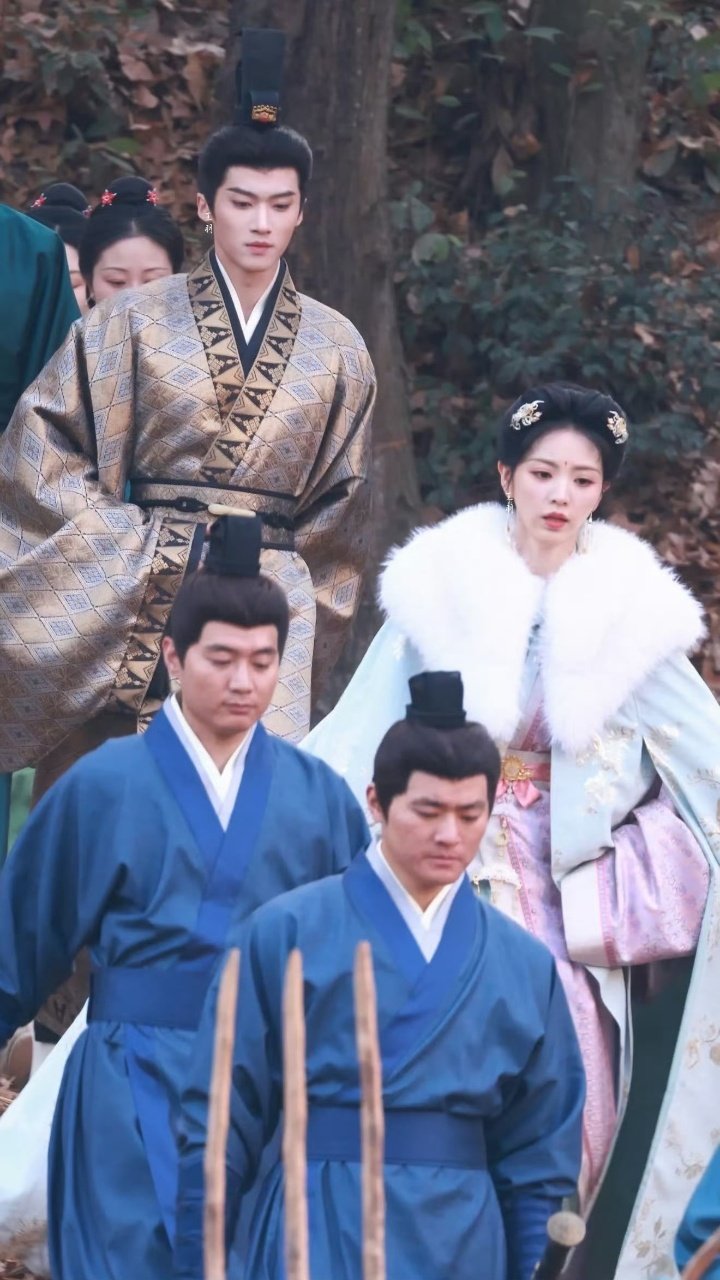 田曦薇闫桉同框cp感 田曦薇闫桉嫁金钗同框路透田曦薇闫桉嫁金钗同框路透来啦 