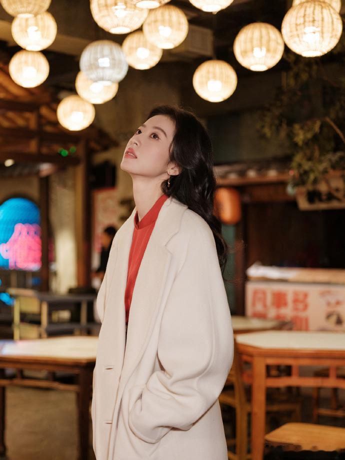 周雨彤好大气的美 周雨彤春晚这身把大气美焊在身上了，缎面红裙立领利落，褶皱垂坠身