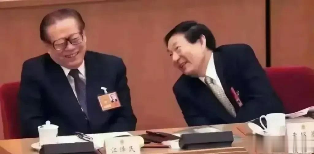 两位领导人一个外向幽默善于领导，一个内敛严肃善于做事，性格迥异，却能始终配合默契