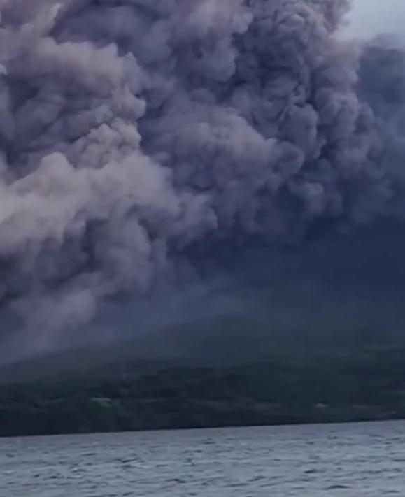 日本又出事了。

这次既不是地震，也不是核泄漏，而是——

火山喷发。

6月7