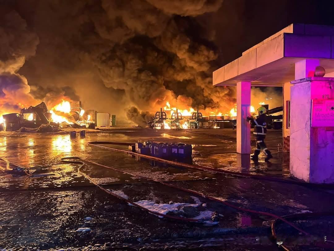 马来西亚柔佛州古来县的一家橡胶塑料工厂发生大火，燃烧超过24小时后仍未完全灭火。