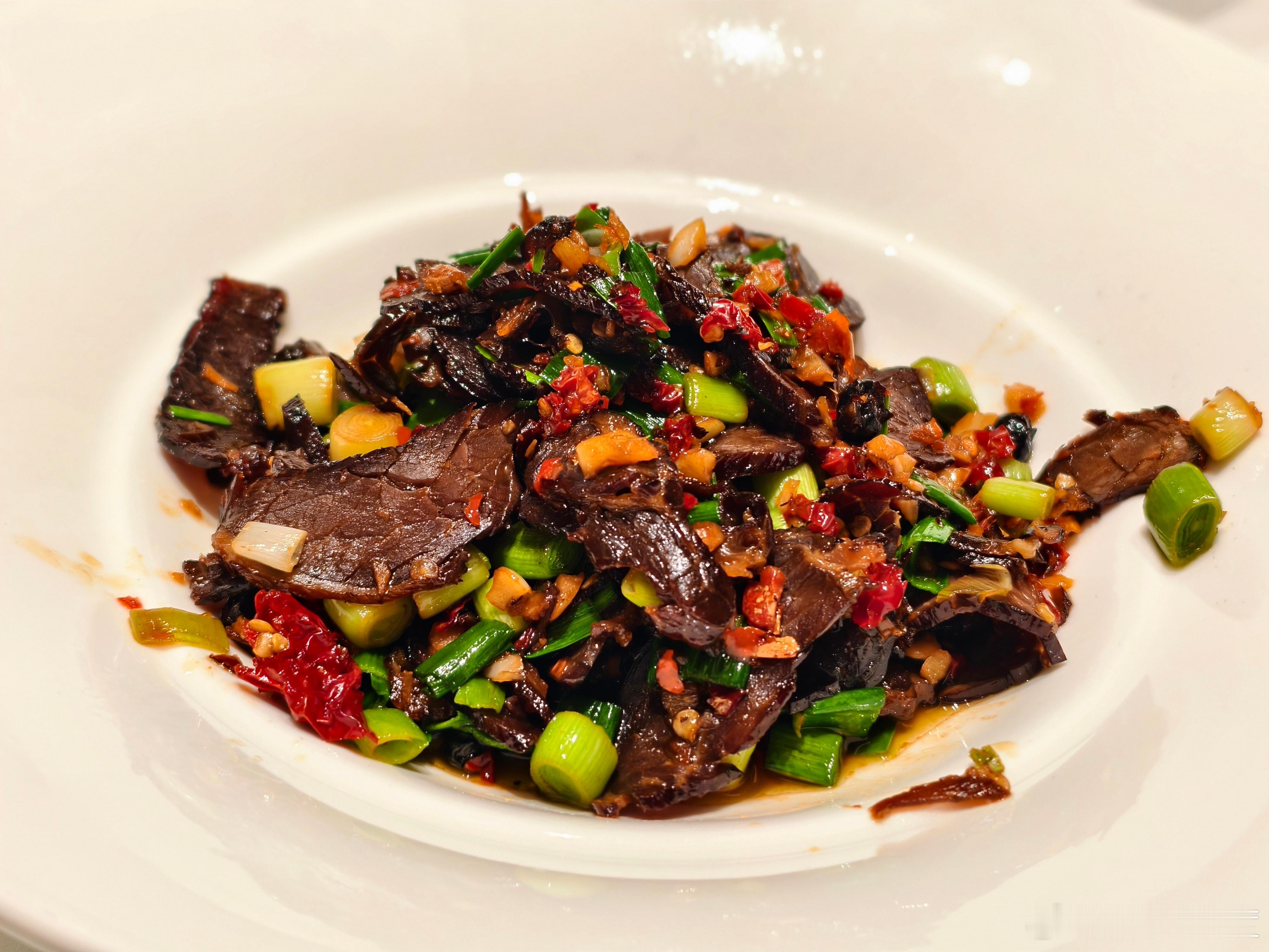 长沙好吃的也很多，不一定要去网红餐厅，居民区附近的特色小馆都不错，图一的邵阳血鸭