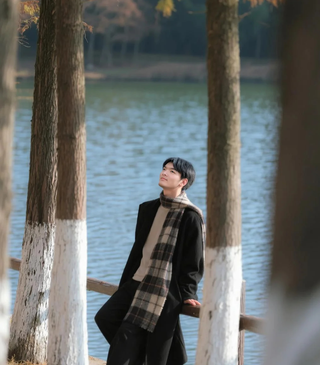 今日我最美 初冬的阳光正好，不冷不燥。🌤️靠在湖边发会儿呆，听风看水，把心事都