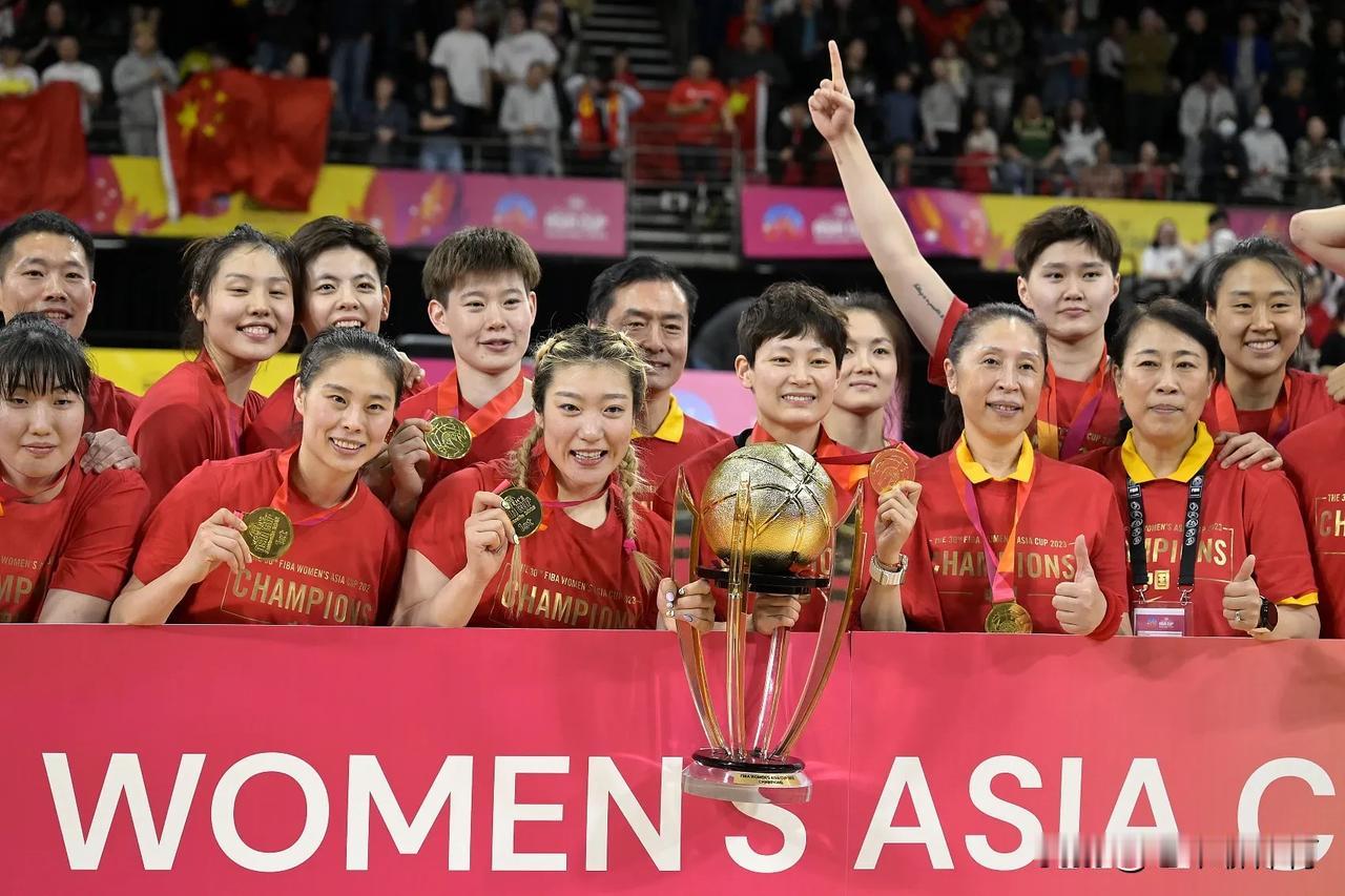 培养新人没问题，但是也不能完全否定老将的作用呀！
昨天女篮公布了备战2028洛杉