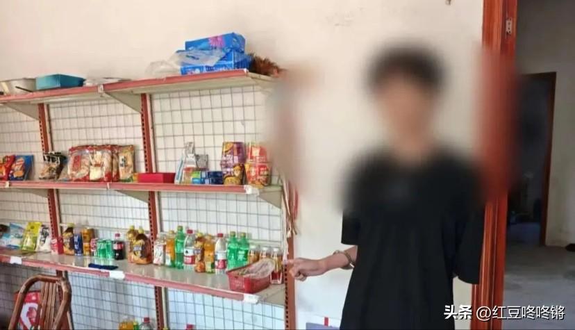 浙江慈溪，一间小小的小卖部柜台前，男子拿起十几元的货品，掏出手机对着收款码扫了0