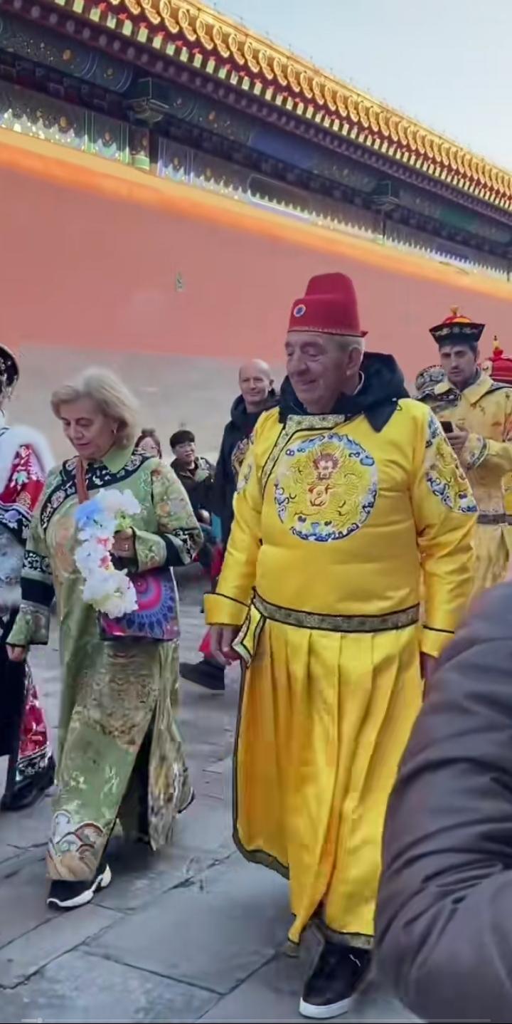 外国友人游故宫穿我国传统服饰，看上去画面太逗趣了。

图一看上去也还行，图二和图