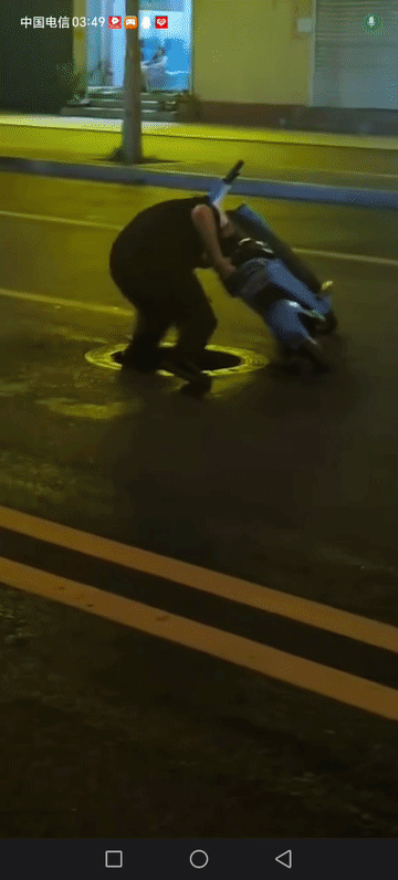 这男子是不是多管闲事，老天看不下去了。
别人拉共享车来挡缺井口提示，男子眼力太差