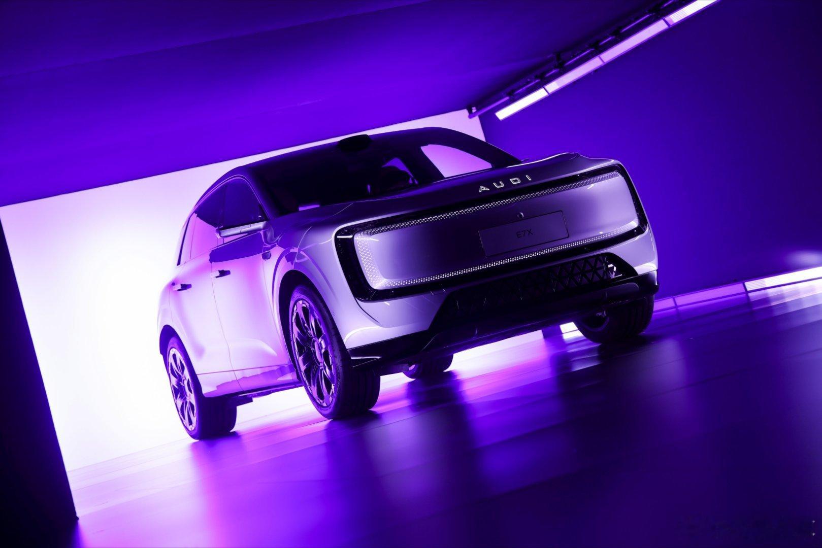 AUDI品牌全新智慧性能旗舰SUV——奥迪 E7X 开启预售。新车共推出五款配置