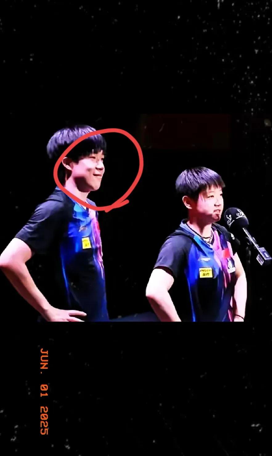 被这张照片惊到了：
没想到莎莎一本正经接受采访
旁边的大头却忙着卖萌
这家伙本来