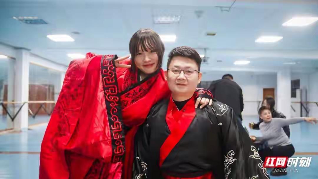 17年前，在四川省青川县的一片废墟中，救援战士梁智斌在连续几天的搜救后，和战友在