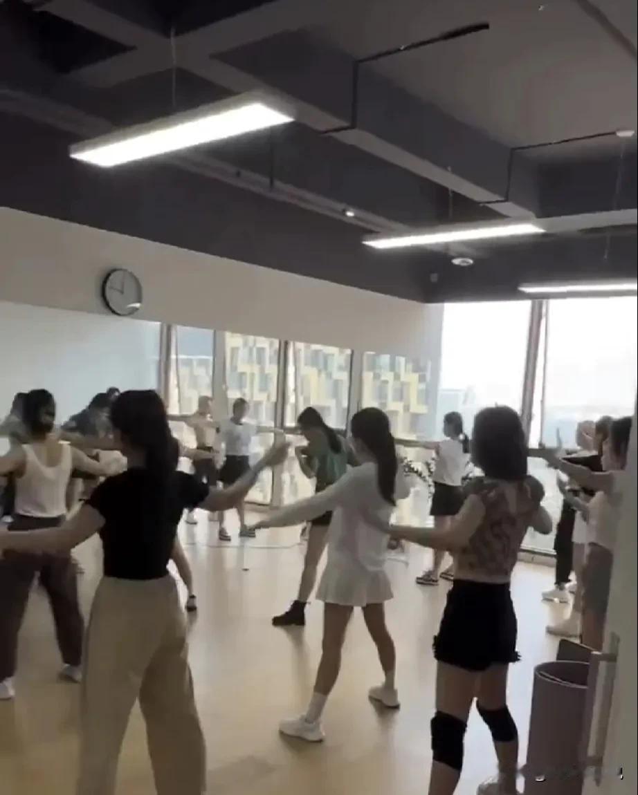 前公司78年的库管老哥突然微信语音，问我面试公司在面试时跟他说岗位需要尽快入职，