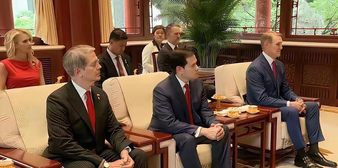 美国政要直接丢弃咱们赠送的国礼，这件事最近真的越品越有味道。
 
曾经的美国总把