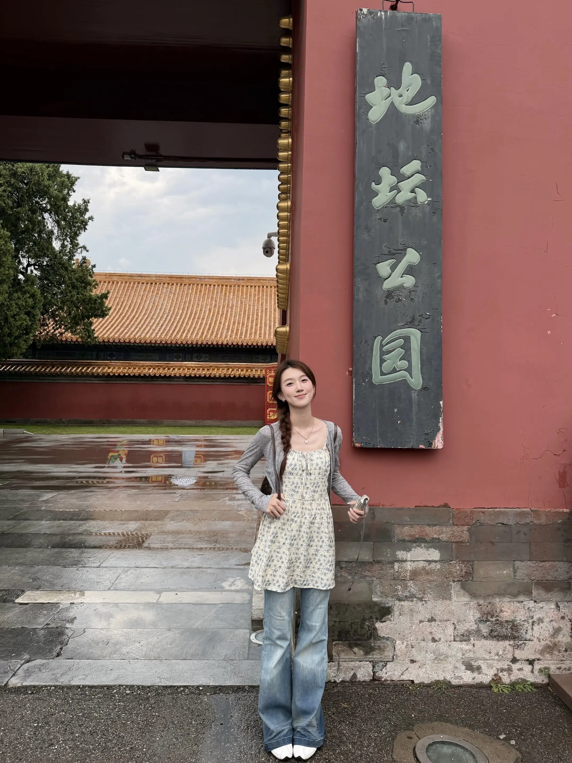 站在这些红色巨门前，我开始揣想几百年前的人们，穿过这些城门时，心头会是啥滋味？