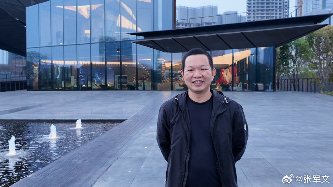 真正的强大，不是从不难过，而是哭过之后依然愿意相信美好。生活偶尔会有乌云，但乌云