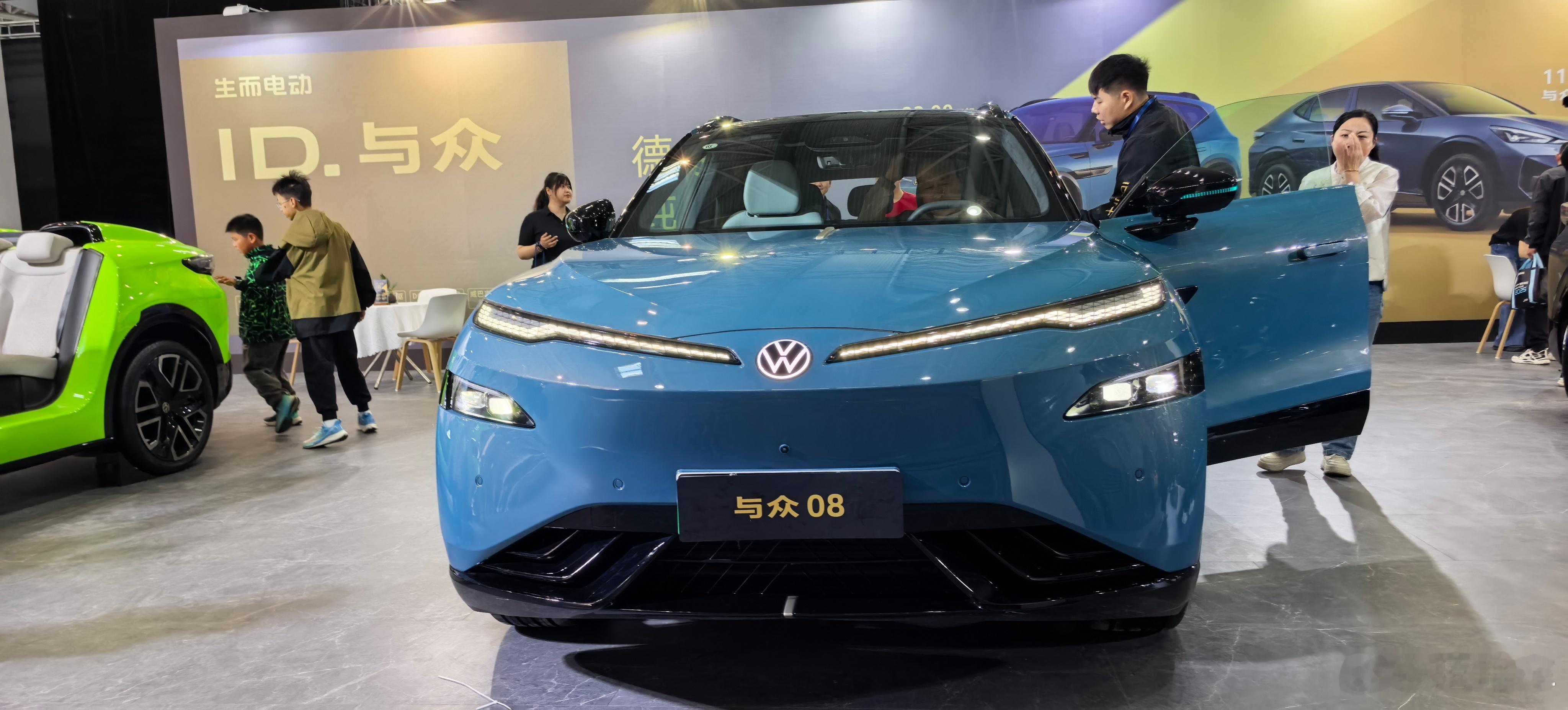 金标大众闪耀五一合肥车展，打卡与众08的科技魅力。2026年五一黄金周，合肥迎来
