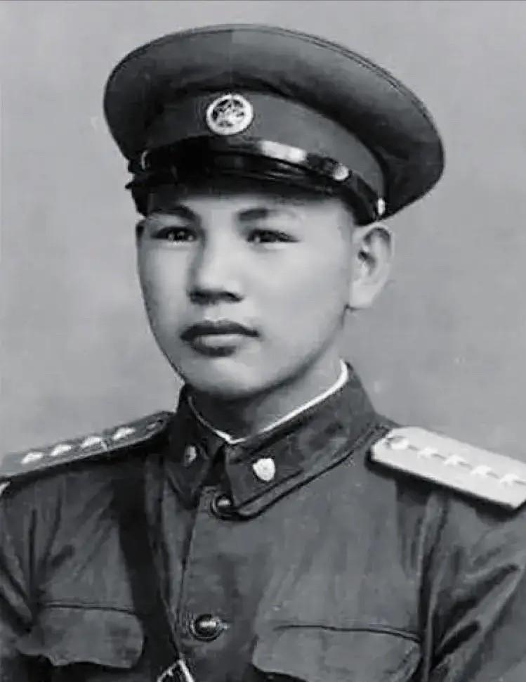 1945年初，山东下崖村，八路军战士赵友金埋伏敌人太专注，没听见撤退命令。敌人上