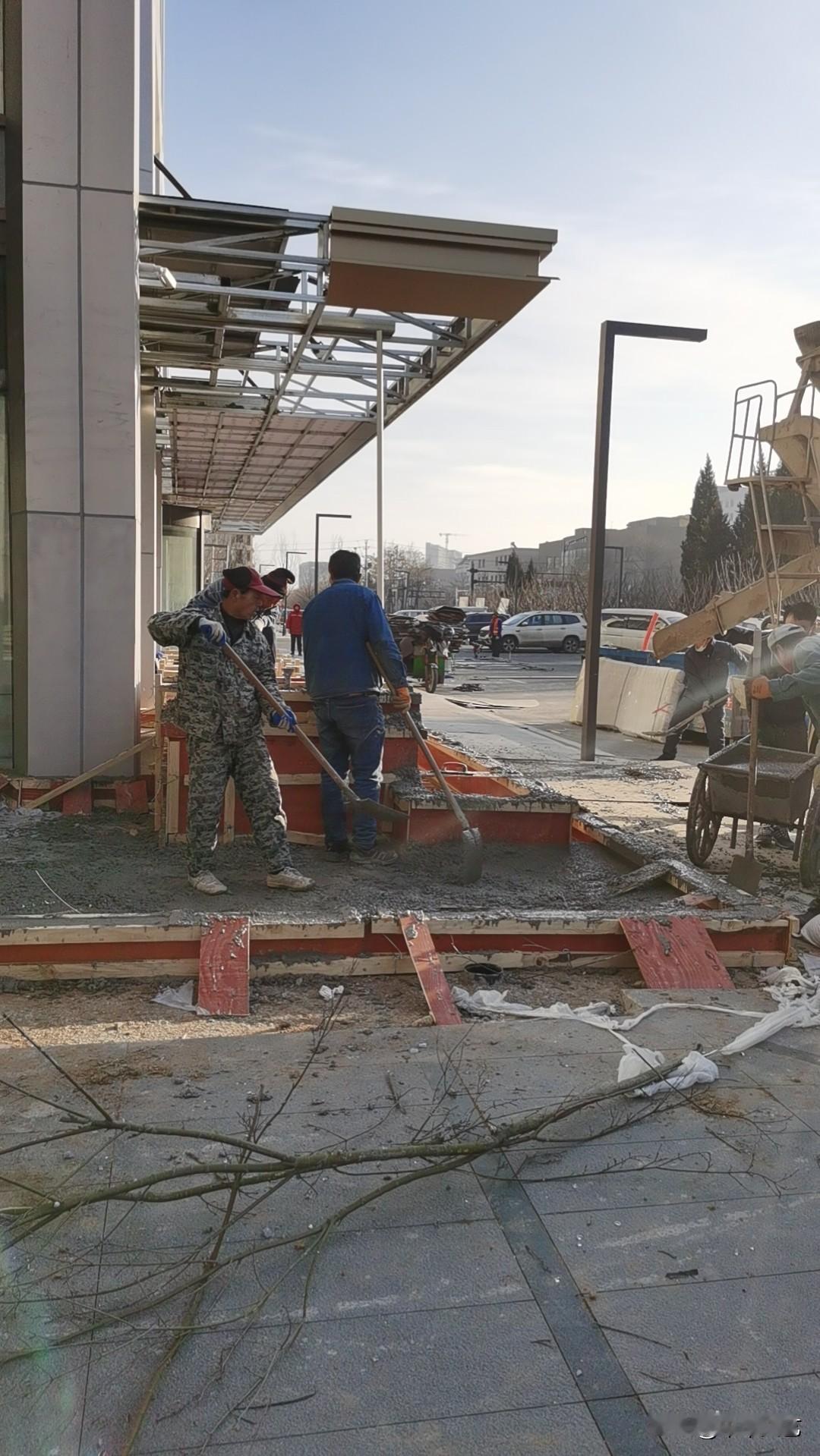 马年已经进入倒计时，远方的妻子儿女已经站在村口等待“顶梁柱”了。
但在济南打工的