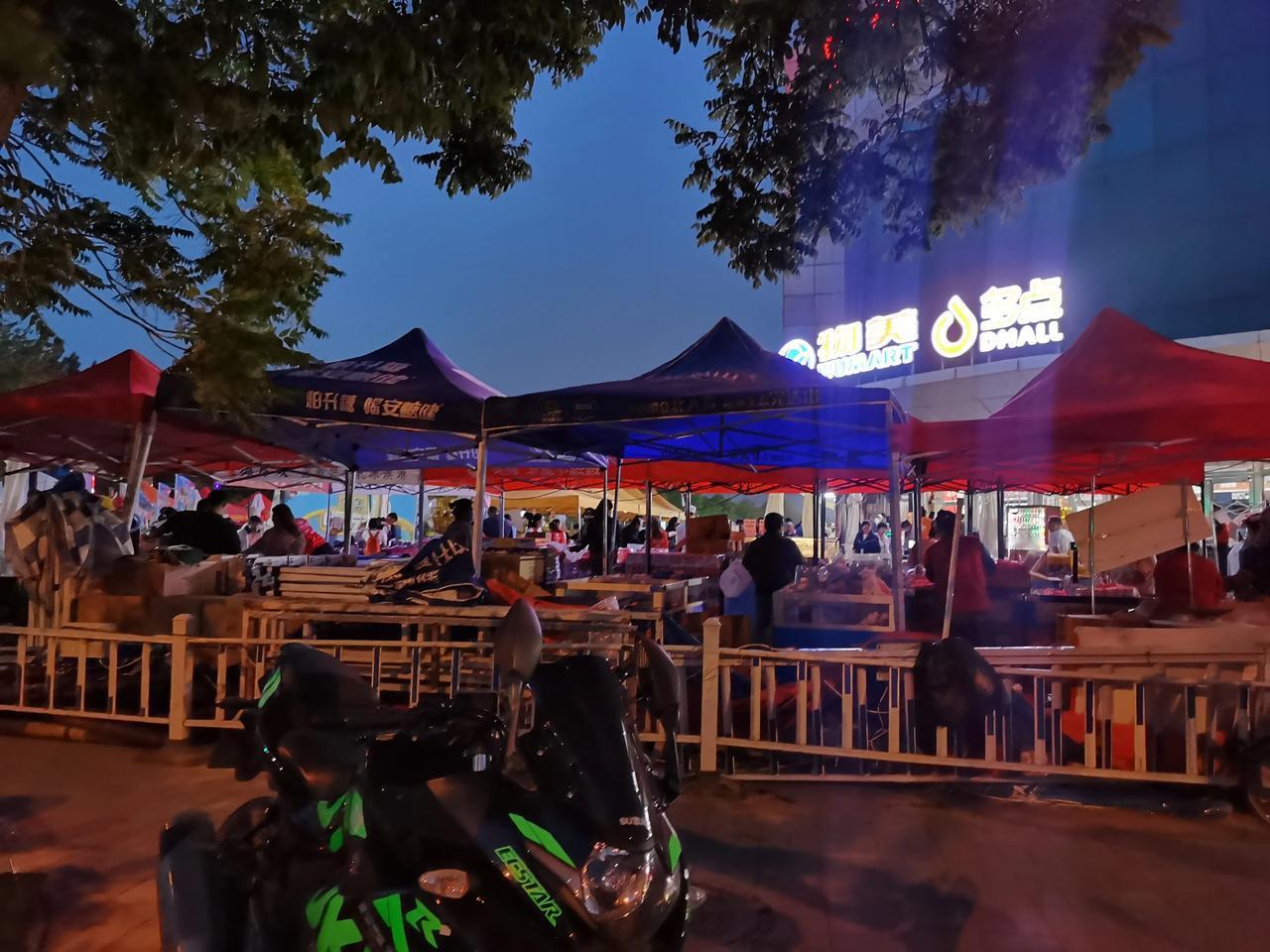 突然感觉  周边多了很多摆摊的位置，夜市经济、地摊经济开始活跃了[笑哭][笑哭]