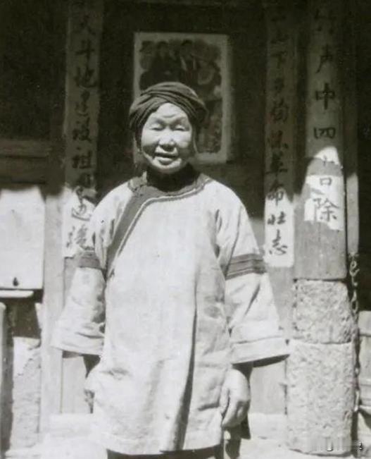 1943年，日伪军怀疑女乞丐是共产党，逼她脱光衣服检查，危急关头，女子从随身包裹
