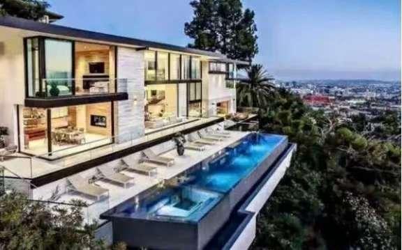 钱在中国赚，资产在美国放，孩子在美国上学。

这不是谁更牛，而是各干各的活儿。