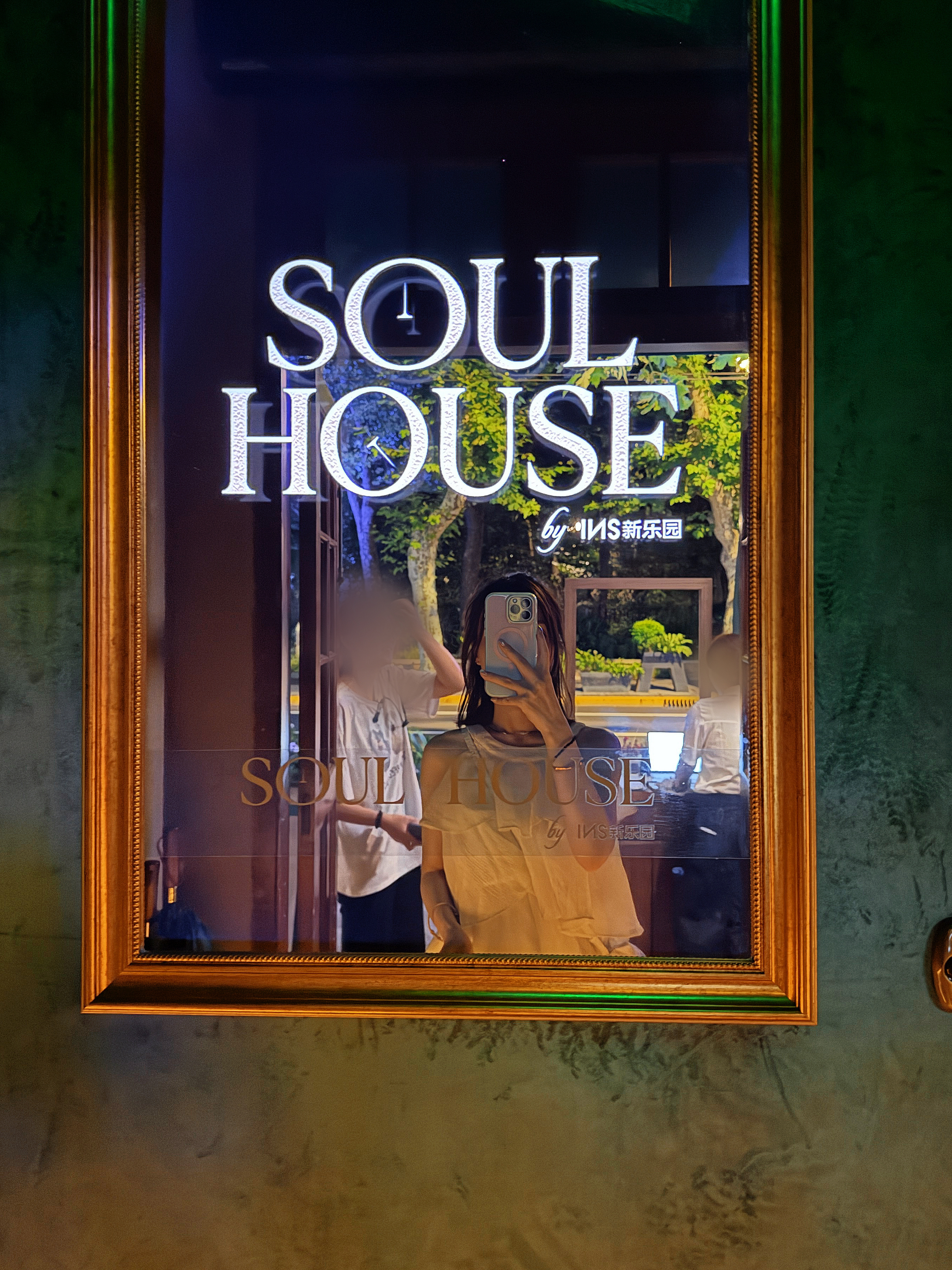 最近最离奇的一件事上周去ins乐园开的密室酒吧Soul House玩，里面有8个