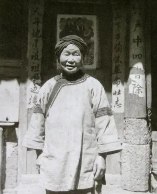 1943年，日伪军怀疑女乞丐是共产党，逼她脱光衣服检查，危急关头，女子从随身包裹