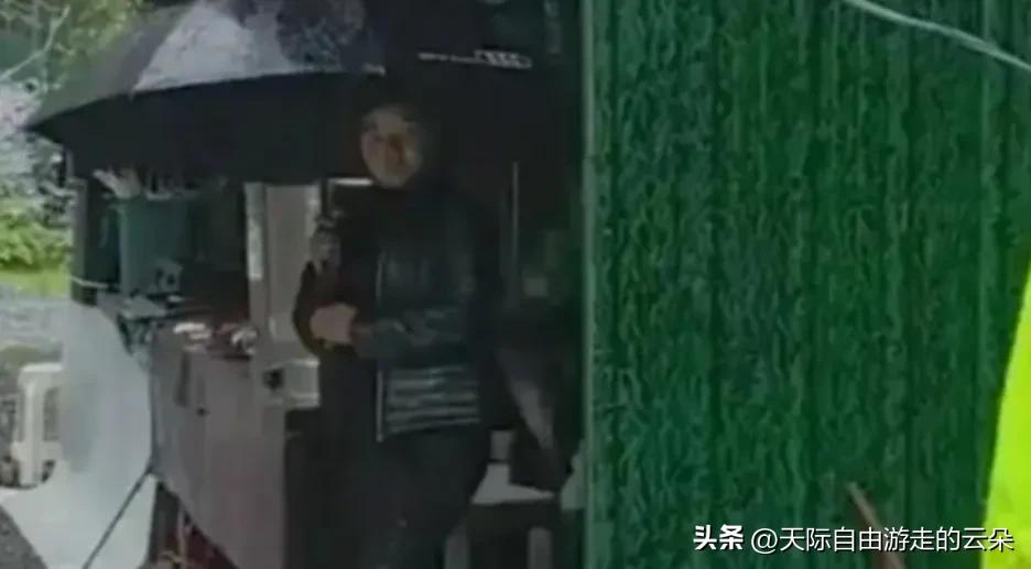 摩旅途中遇大雨，铁皮房避雨竟被索要每人20元！6人愤而冒雨前行：这钱我们不花！