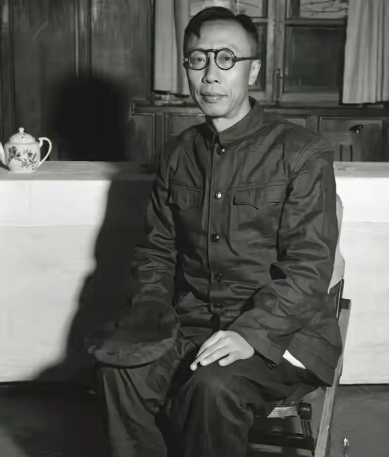1950年，溥仪眼看抗美援朝战事吃紧，咬牙剪开了缝在身上26年的秘密，交出那枚象