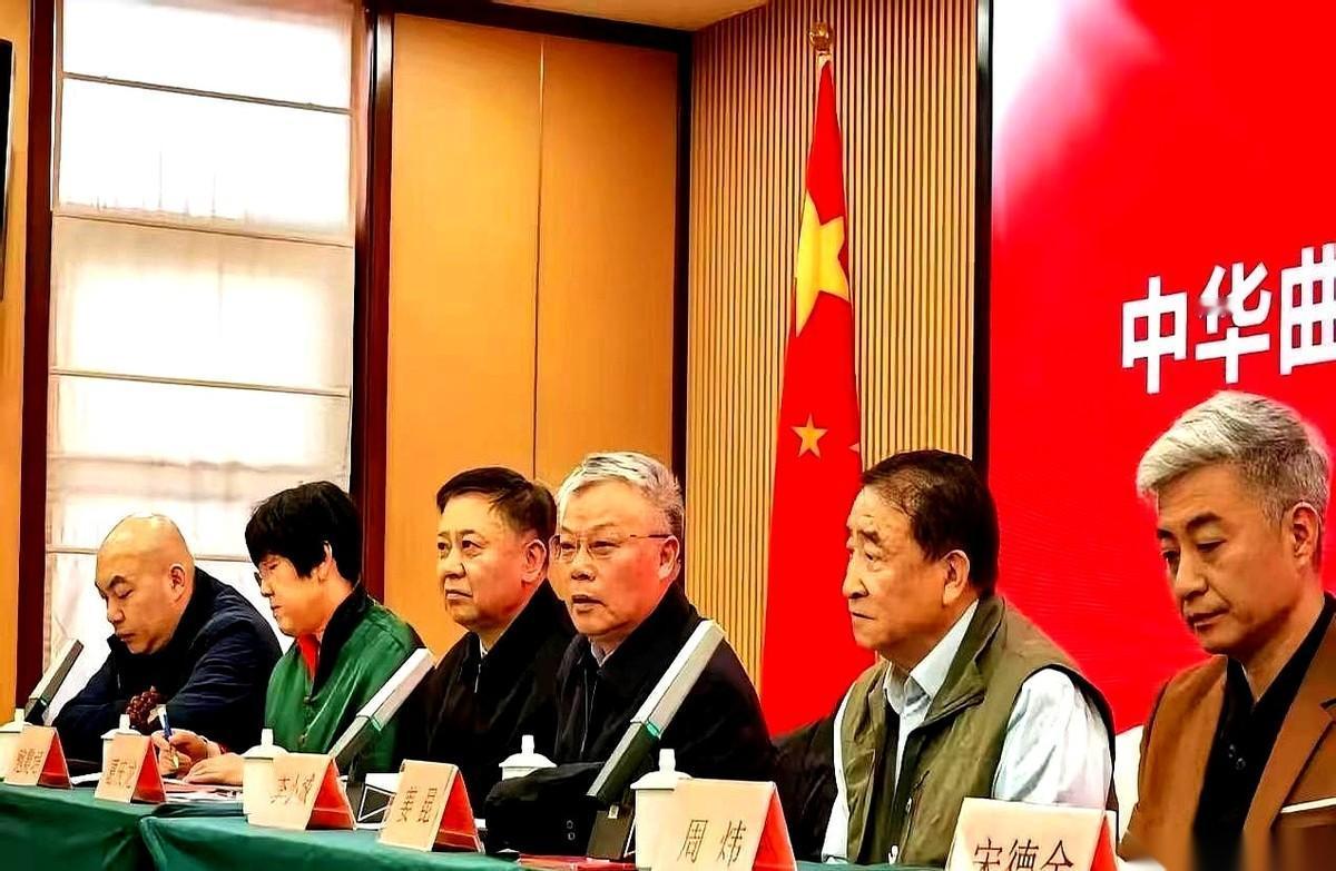 中华曲艺学会那份新名单一出来，桌上的茶杯都跟着晃了一下。
姜昆的名字挪到了“名誉