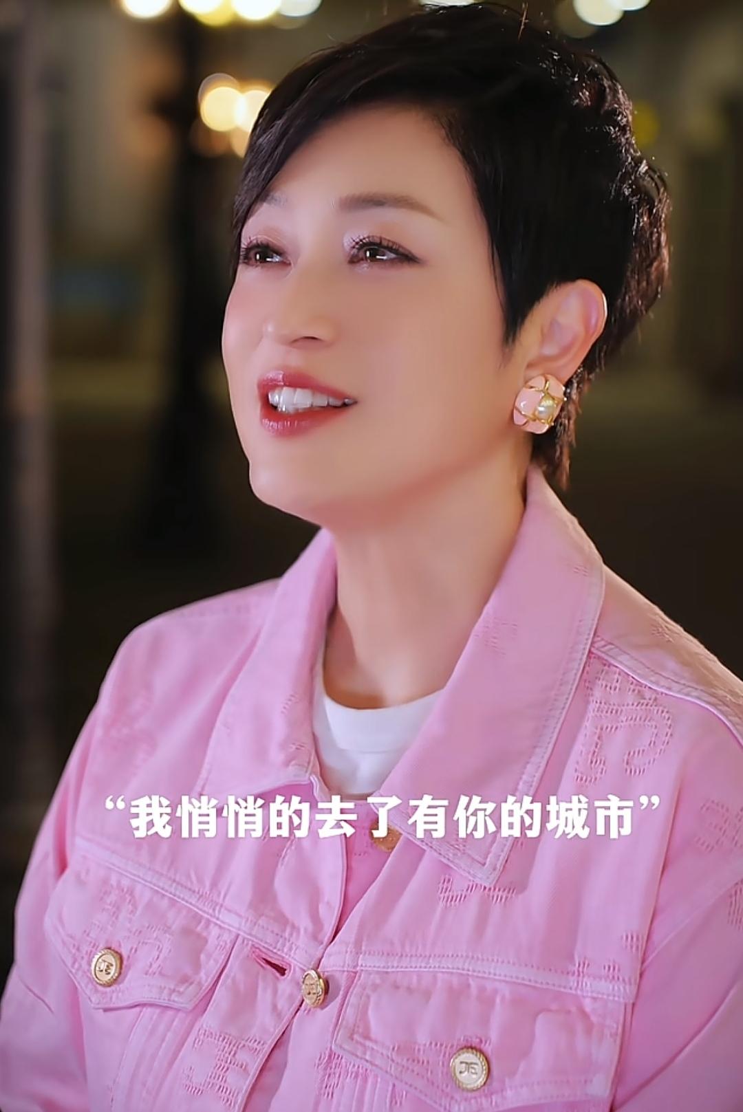 此行无目的，只为解相思
我悄悄的去了有你的城市
没有找你
也没有联系你
只是走了