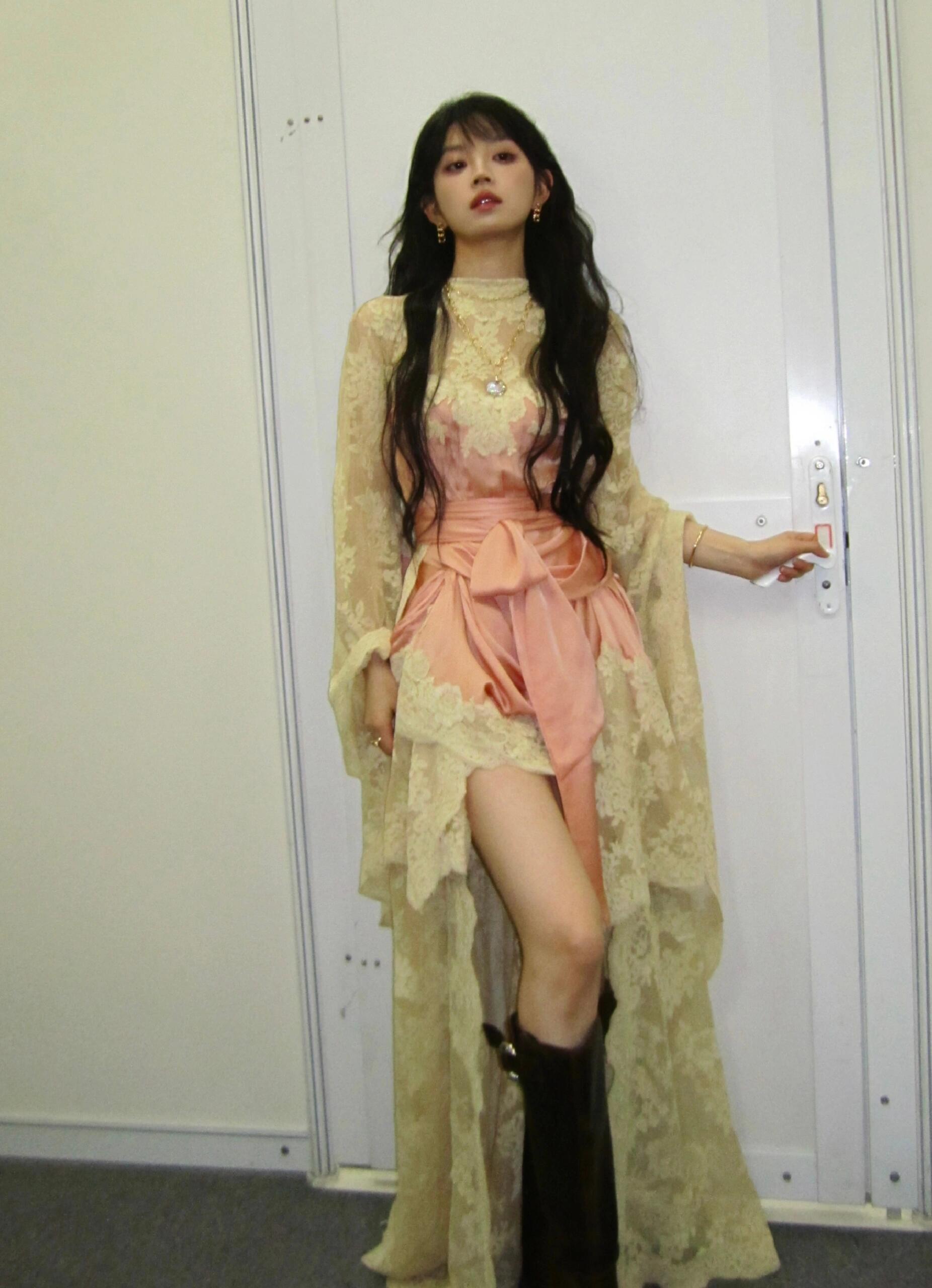 好几个艺人都穿了，这件衣服确实很好看徐若晗撞衫田曦薇