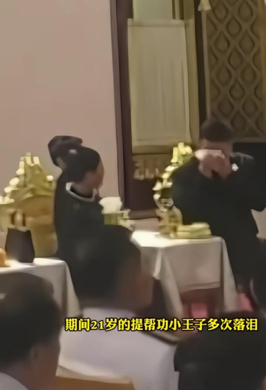 原来，这位泰国王子和姐姐还有这么深厚的感情。
姐弟俩相差20多岁。从小他就特别依