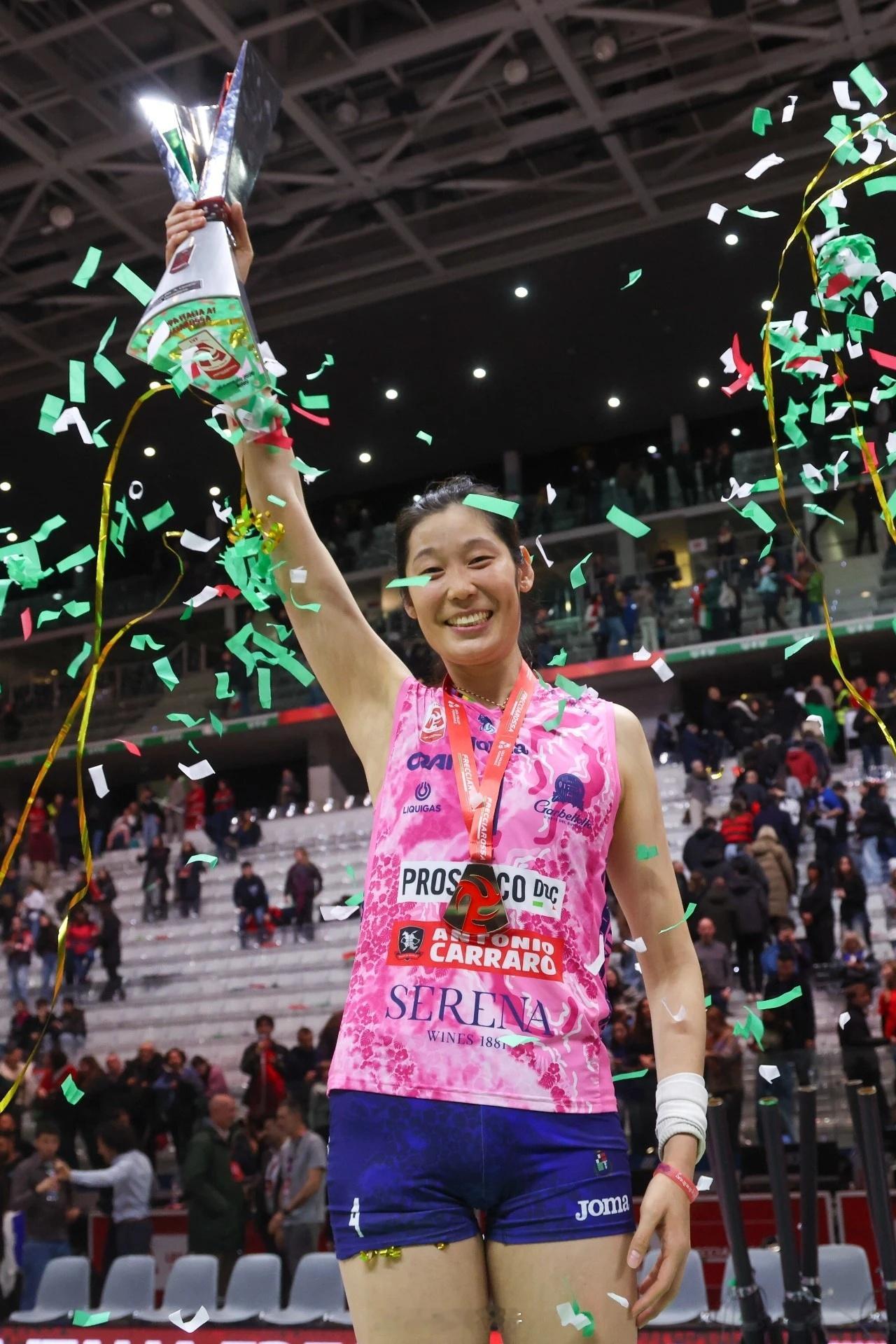 欧冠女排小组赛最后一轮，科内利亚诺3比0罗兹LkS，25比17、25比18、25