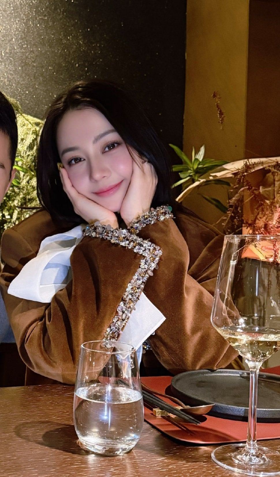 迪丽热巴脸红彤彤的   捕捉到一只脸红的迪丽热巴！或许是被夸得不好意思，她微微低