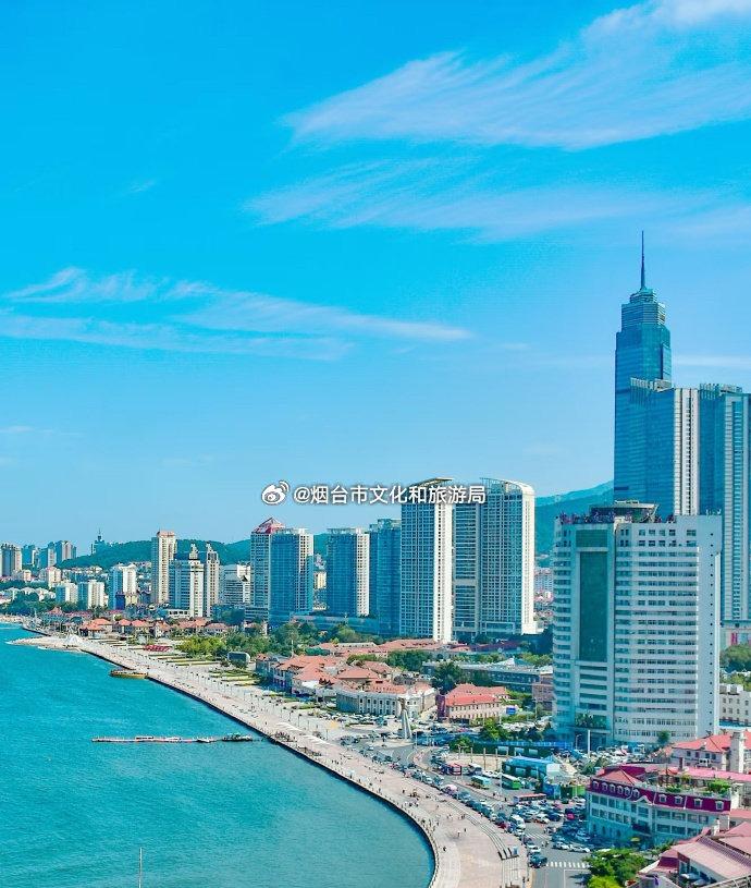 远山沧海悄悄潜入梦境，漫天星光为今夜作序。温柔海风捎来一整天的故事，轻轻吹进梦里