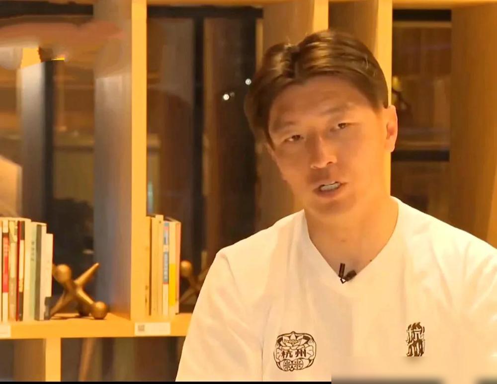 前国脚杨旭爆了一个料。他在直播间表示，在以前很多国内球员经常是30岁左右就退役，